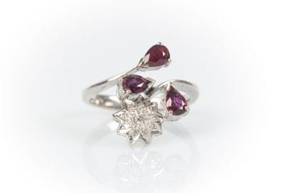 Bague en or blanc (14 k) sertie de 3 rubis...