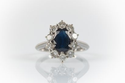 Bague marguerite en or gris sertie d'un saphir...