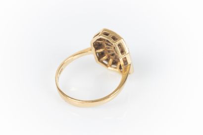 Bague en or sertie d'un saphir ovale dans...