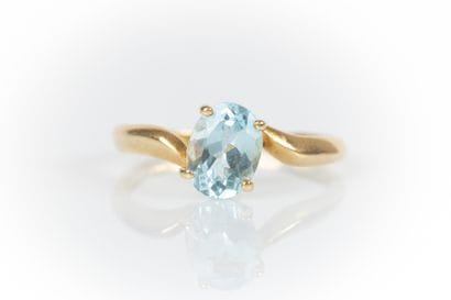 Bague or jaune sertie d'une topaze ovale...