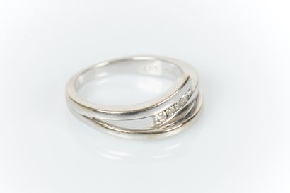 Bague en or blanc croisée en serti rail de...