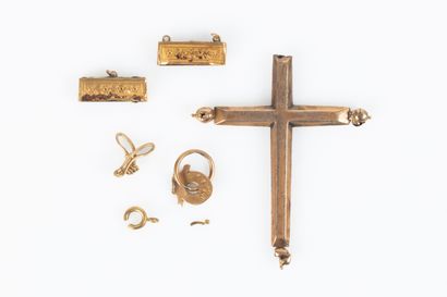 Lot de débris d'or : une croix accidentée...