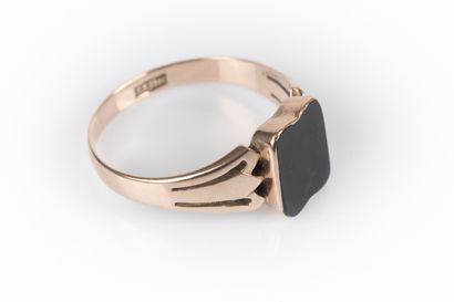 Bague en métal sertie d'une pierre fine verte....