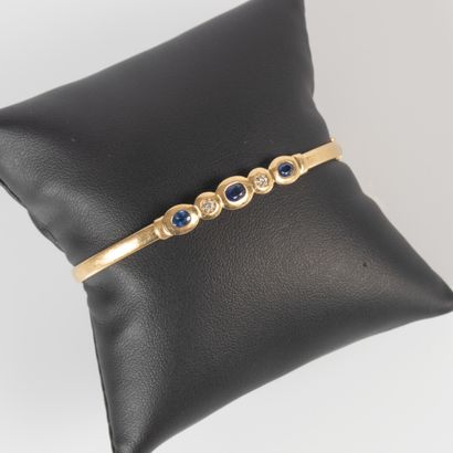 Bracelet rigide ouvrant en or serti de 3...