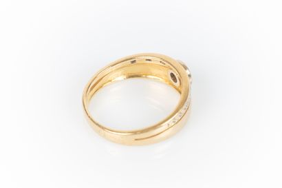 Bague en or sertie de petits diamants, un...