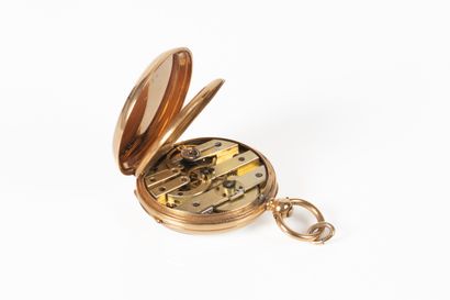 Montre de col en or guilloché et gravé d'un...