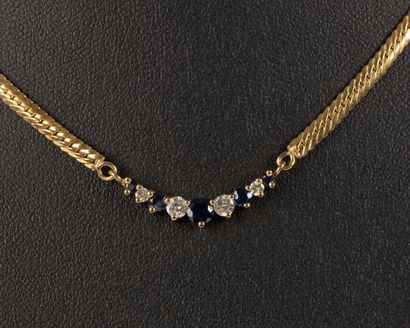 Collier en or serti d'une ligne de 5 saphirs...