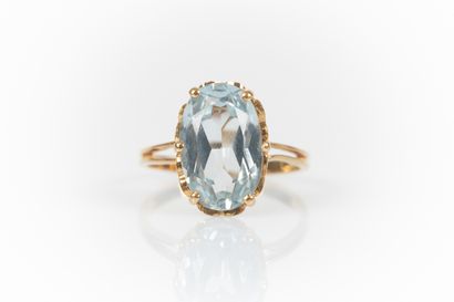 Bague en or sertie d'une aigue-marine ovale...