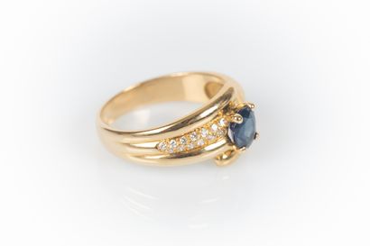 Bague croisée en or sertie d'un saphir ovale...