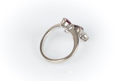 Bague en or blanc (14 k) sertie de 3 rubis...