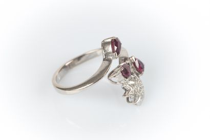 Bague en or blanc (14 k) sertie de 3 rubis...