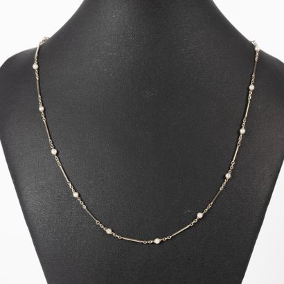 Collier en or gris, maille forçat et baguettes,...