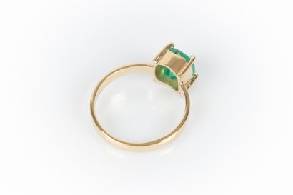 Bague en or sertie d'une émeraude taille...