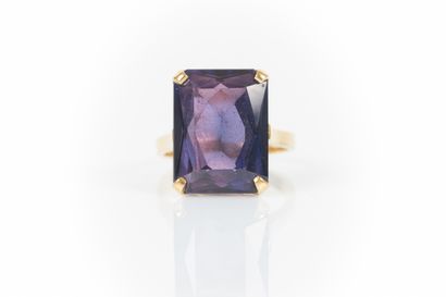 Bague solitaire en or sertie d'une améthyste...