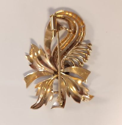 Broche volute en or sertie de petites pierres...