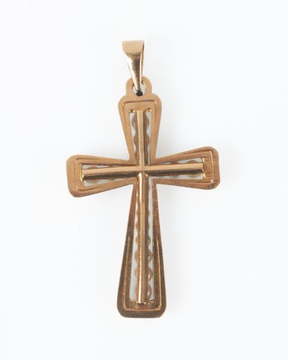 Croix en or sertie de petites perles de culture....