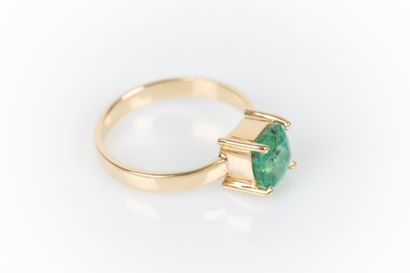 Bague en or sertie d'une émeraude taille...