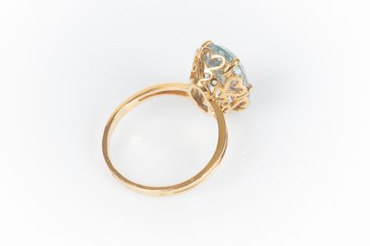Bague en or sertie d'une aigue-marine ovale...