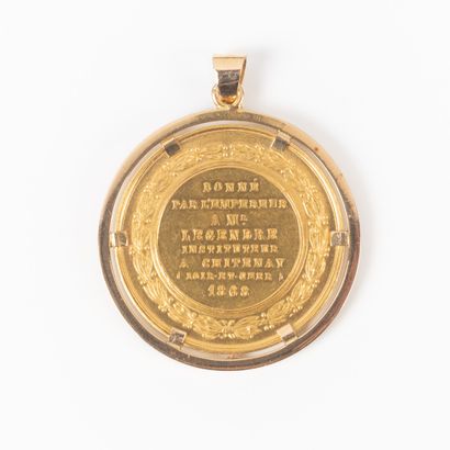 Pendentif en or serti d'une importante médaille...