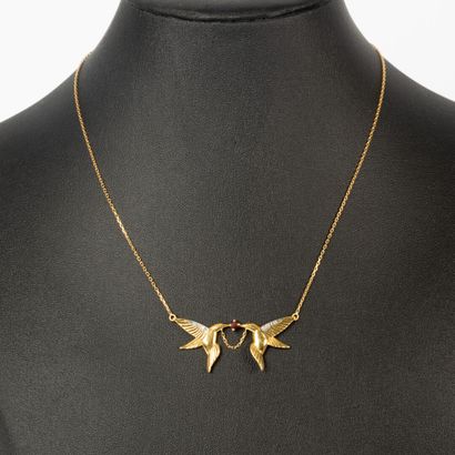 Collier en or serti de petites pierres à...