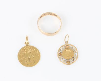 3 bijoux en or: alliance, 2 médailles gravées....