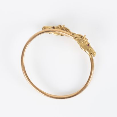 Bracelet en or orné de deux têtes de chevaux...
