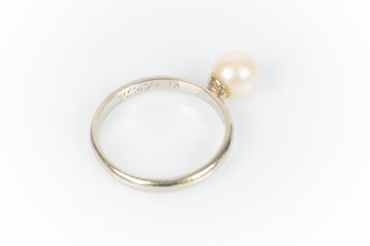 Bague en or gris sertie d'une perle de culture...