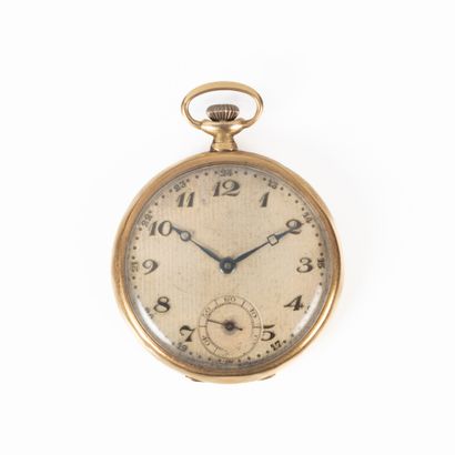Montre de poche en or guilloché à motifs...