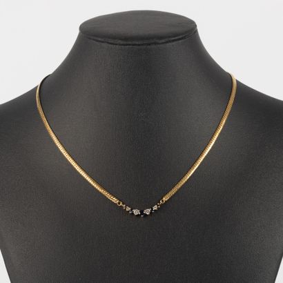 Collier en or serti d'une ligne de 5 saphirs...