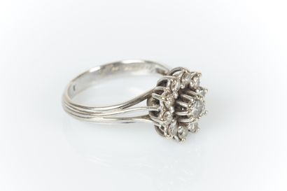 Bague marguerite en or blanc marguerite sertie...
