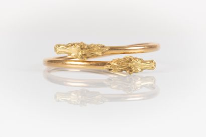 Bracelet en or orné de deux têtes de chevaux...