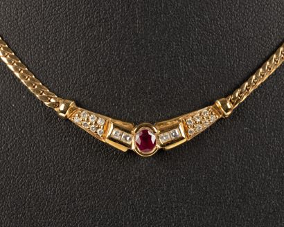 Collier en or serti d'un rubis ovale entouré...