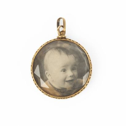 Pendentif porte-photo monté en or ajouré....
