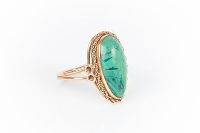 Bague en or sertie d'une turquoise cabochon,...