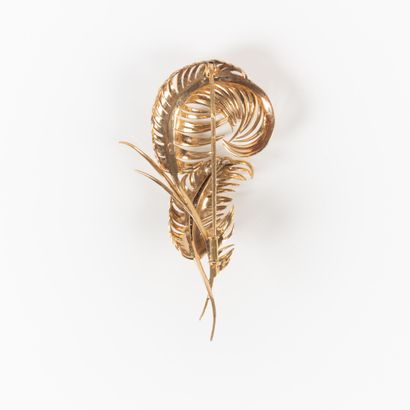 Broche plume en or de deux tons sertie de...
