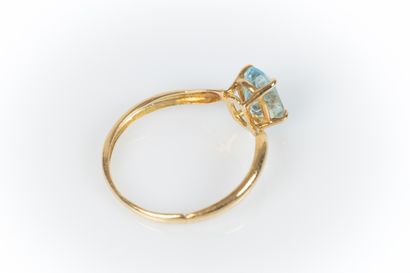 Bague or jaune sertie d'une topaze ovale...