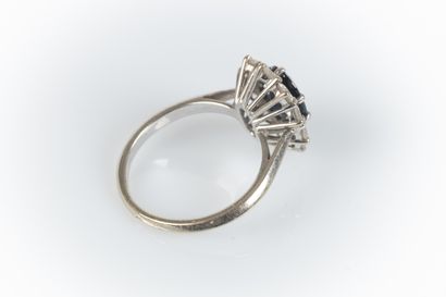 Bague marguerite en or gris sertie d'un saphir...