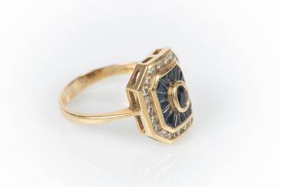 Bague en or sertie d'un saphir ovale dans...