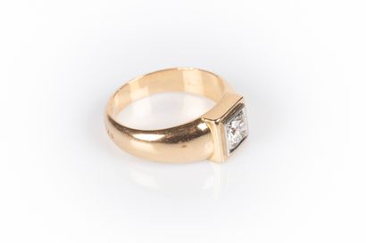 Chevalière en or et platine sertie d'un diamant...