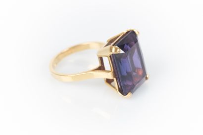 Bague solitaire en or sertie d'une améthyste...