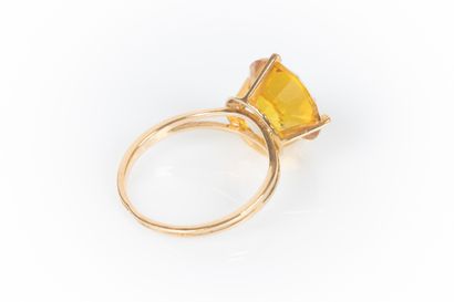 Bague solitaire en or sertie d'une pierre...