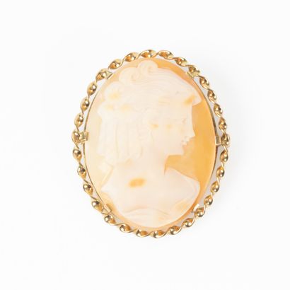 Broche pendentif en or jaune ornée d'un camée...