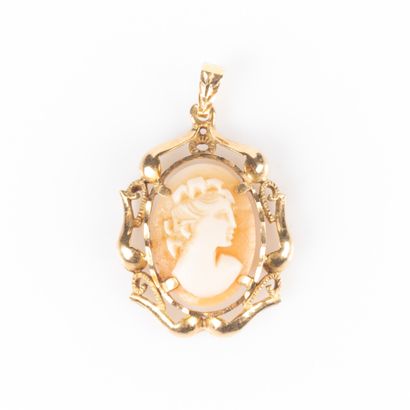 Pendentif en or (14 carat) serti d'un camée...