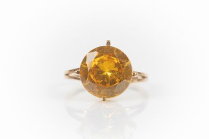 Bague solitaire en or sertie d'une pierre...