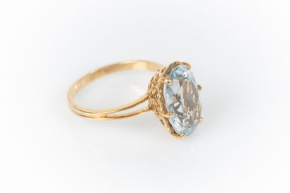 Bague en or sertie d'une aigue-marine ovale...