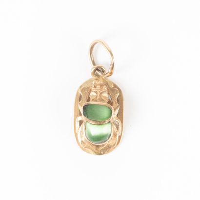 Pendentif scarabée en or et pierres vertes....