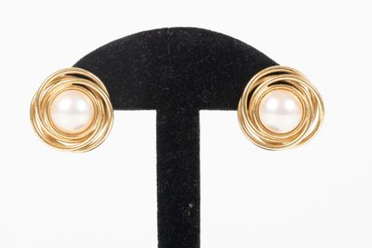 Paire de clips d'oreilles en or serties de...