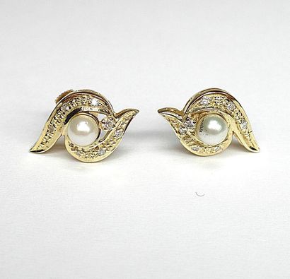 Paire de boucles d'oreilles en or jaune tourbillon...