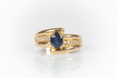 Bague croisée en or sertie d'un saphir ovale...