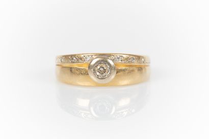Bague en or sertie de petits diamants, un...